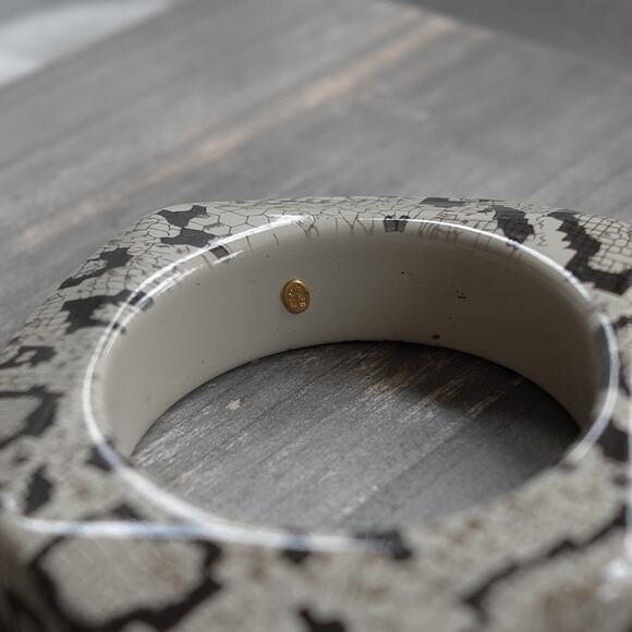 Vintage KJL Kenneth Jay Lane Bangle Bracelet Chunky Snakeskin Black White 1980s - Picture 4 of 12